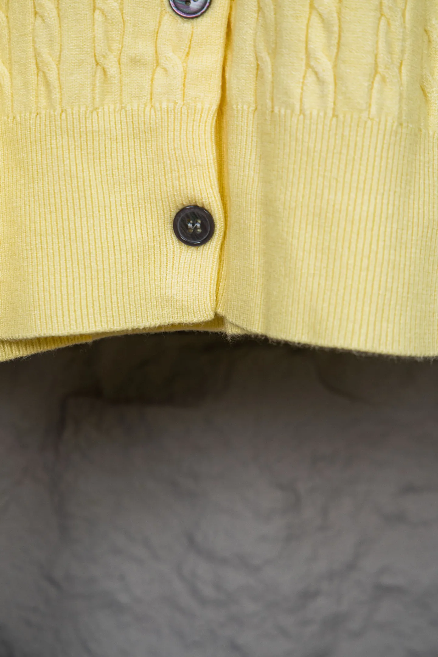 P190 Ralph Lauren Classic Round Neck Solid Color Pony Embroidered Logo Knitted Cardigan Long Sleeve Ralph Lauren Classic Basic Versatile Twist Knitted Cardigan Long Sleeve Main supply platform live broadcast Wholesale entity Replenish when out of stock Not removed from the shelves Quality 1:1 patterning Complete three standards Correct version of pony logo Imported quality cotton yarn Focus on high-end Cost-effective Good quality Needless to say Zhao Lusi's same style is really amazing, so sweet I'm so beautiful. This cardigan is really good-looking. It's simple and easy to wear. It's a must-have for goddess ootd. Good-looking clothes are never picky. A must-have in the wardrobe of goddesses. Size: S-XL. Color: black, apricot, gray, navy, red, white.